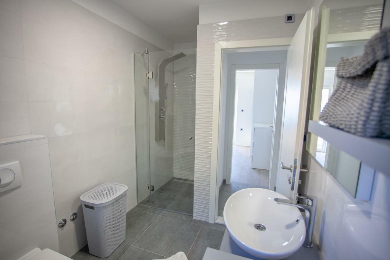 Luxury Apartments Beach Jesenice  Buitenkant foto